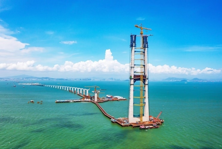 Żuraw wieżowy MD 3600 Potain buduje most w Chinach